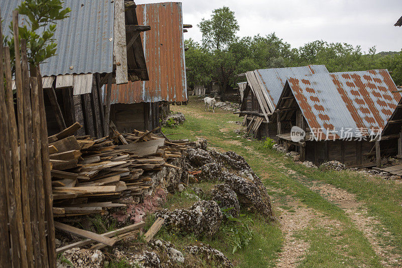 位于gokceoren村的历史悠久的、古老的、传统的、古老的木制食物储存仓，位于fethiye和kas mugla turkey之间的著名的利西亚路行人步行道